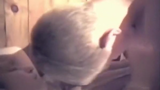 Миссионерский секс с презервативом на диване