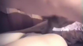 Миссионерский секс с презервативом на диване