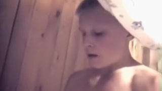 Миссионерский секс с презервативом на диване