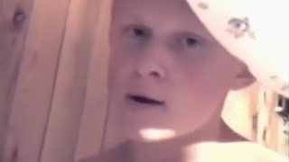 Миссионерский секс с презервативом на диване