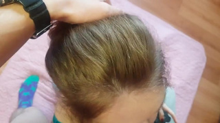 Русский братец сношает попочку наивной сестры пока та играет в приставку