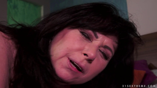 Опытной матери надоел кроссворд, и она занялась членом сыночка