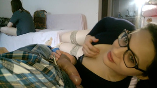 Леди в больших очках страстно берет на клык