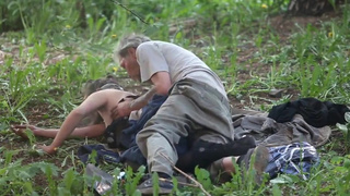 Старые провинциальные бомжи напились и долбятся в поле