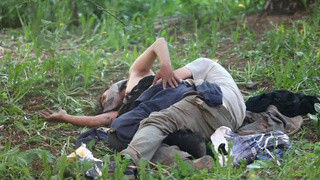 Старые провинциальные бомжи напились и долбятся в поле