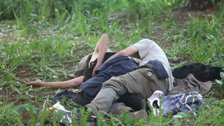 Старые провинциальные бомжи напились и долбятся в поле