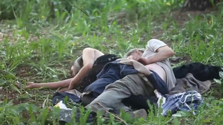 Старые провинциальные бомжи напились и долбятся в поле