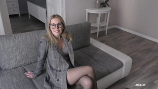 Риэлторша в очках ебется с русским клиентом, чтобы повысить свои продажи