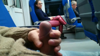 Мастурбирует в поезде, соблазняя попутчицу