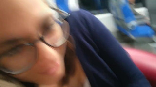 Мастурбирует в поезде, соблазняя попутчицу