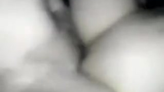 Мужчина ночью развлекается со своей милой красавицей