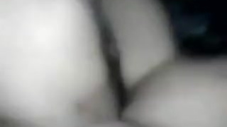 Мужчина ночью развлекается со своей милой красавицей