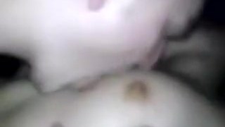 Мужчина ночью развлекается со своей милой красавицей