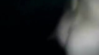 Мужчина ночью развлекается со своей милой красавицей