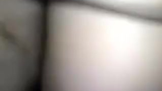 Мужчина ночью развлекается со своей милой красавицей