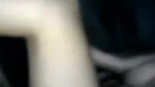 Мужчина ночью развлекается со своей милой красавицей