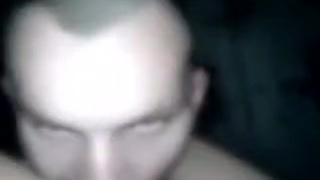 Мужчина ночью развлекается со своей милой красавицей