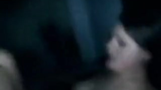 Мужчина ночью развлекается со своей милой красавицей