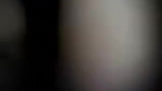 Мужчина ночью развлекается со своей милой красавицей