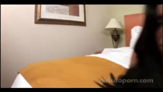 Сосед в презервативе дрючит свою красавицу на диване