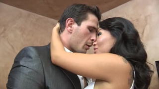 Жестко ебёт азиатку с красивой попой в очко