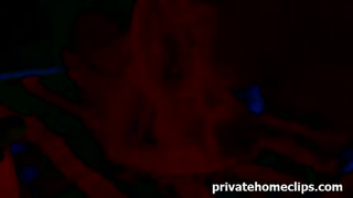 Парень горячо на кушетке отжаривает свою мужу