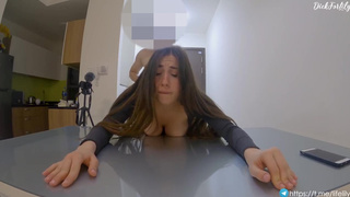 Горячо ебет на столе сокурсницу после глубокого минета