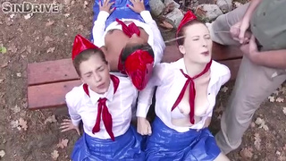 Три страстные красотки классно трахаются на детской площадке