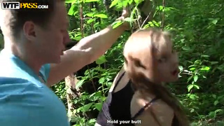 Юные мужики подарили оргазм стройной девице на природе