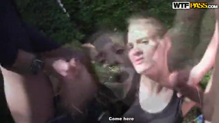 Юные мужики подарили оргазм стройной девице на природе