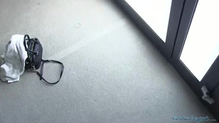 Блонди с аппетитной попкой порется на лестничной площадке