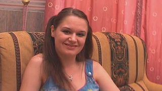 Грудастенькая русская супруга долбится в писю с мужем смотря в камеру