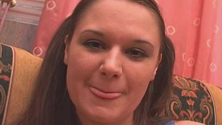 Грудастенькая русская супруга долбится в писю с мужем смотря в камеру