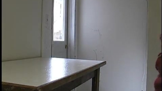 Очаровательная девченка раздвигает ходули перед своим парнем