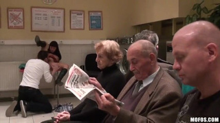 Ебарь с красавицей шпилятся в прачечной