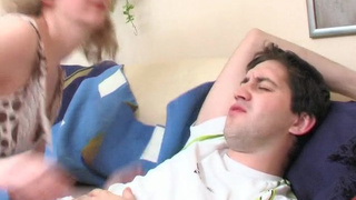 Благоверная не дает кормильцу отдохнуть