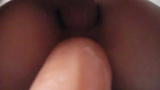 Двойное проникновение для наивной: бойфренд засовывает свой болт в одну дырень и резиновый в другую