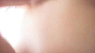 Двойное проникновение для наивной: бойфренд засовывает свой болт в одну дырень и резиновый в другую