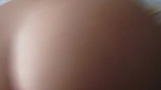 Двойное проникновение для наивной: бойфренд засовывает свой болт в одну дырень и резиновый в другую