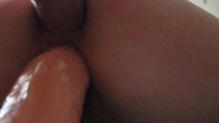 Двойное проникновение для наивной: бойфренд засовывает свой болт в одну дырень и резиновый в другую