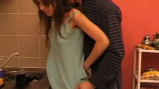 Русская дочь сделала минетик папке на кухне вместо ужина