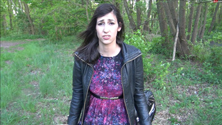 Байкер жарит по собачьи юную брюнетку на природе