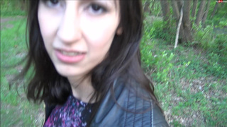 Байкер жарит по собачьи юную брюнетку на природе