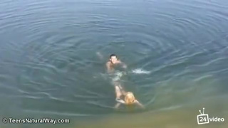 Пердолит красивую блондиночку в постели