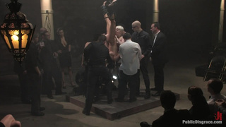 Жесткий публичный БДСМ для обнаженной сучки