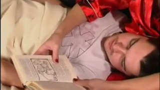 Возбужденная зрелка в эротичных трусиках присела на хуец сыночка