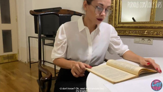 Очкастая русская училка в калготочках обсасывает на камеру студенту