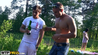 Русские студенты прут выпившую одногруппницу прямо на природе