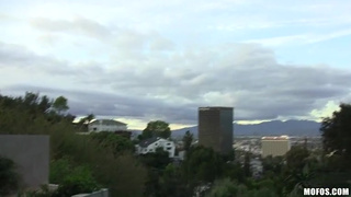 Парень аккуратно пердолит непослушную белокурую девушку в пещерку