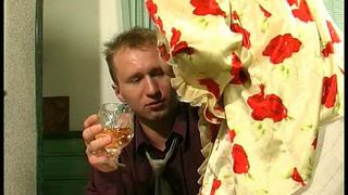 Ебарь заглянул зрелой даме между титек